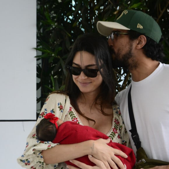 Com a filha nos braços, Thaila Ayala ganhou beijo de Renato Góes