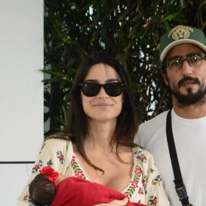 Filha de Thaila Ayala e Renato Góes deixou a maternidade com mantinha e lacinho vermelhos