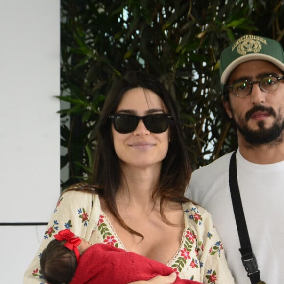 Filha de Thaila Ayala e Renato Góes deixou a maternidade com mantinha e lacinho vermelhos