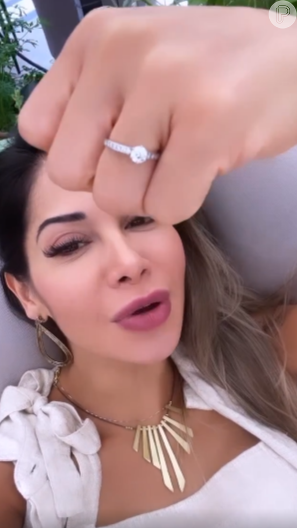 Maíra Cardi exibiu o anel de noivado nas redes sociais