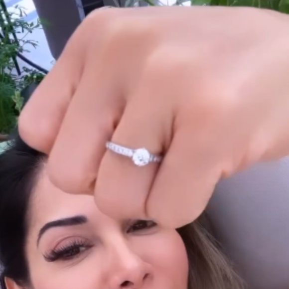 Maíra Cardi exibiu o anel de noivado nas redes sociais