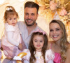 Filha de Thaeme Mariôto, Liz posa com a mãe, o pai, o empresário Fábio Elias, e a irmã, Ivy, de 1 ano, em seu aniversário de 4 anos