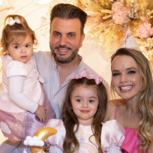 Filha de Thaeme Mariôto, Liz posa com a mãe, o pai, o empresário Fábio Elias, e a irmã, Ivy, de 1 ano, em seu aniversário de 4 anos