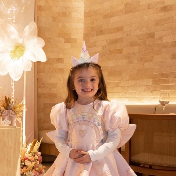 Filha de Thaeme Mariôto, Liz usou vestido de mangas longas e com saia em camadas para su festa de 4 anos