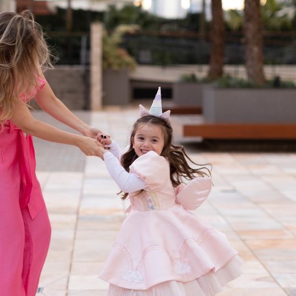 Filha de Thaeme Mariôto, Liz se divertiu com a mãe em sua festa