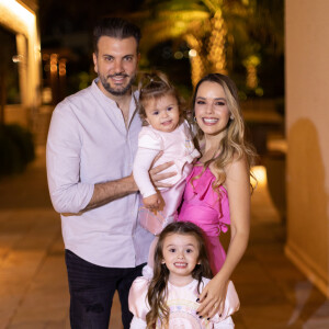 Thaeme Mariôto e o marido, o empresário Fábio Elias, com as filhas, Liz (4 anos) e Ivy (quase 2 anos)