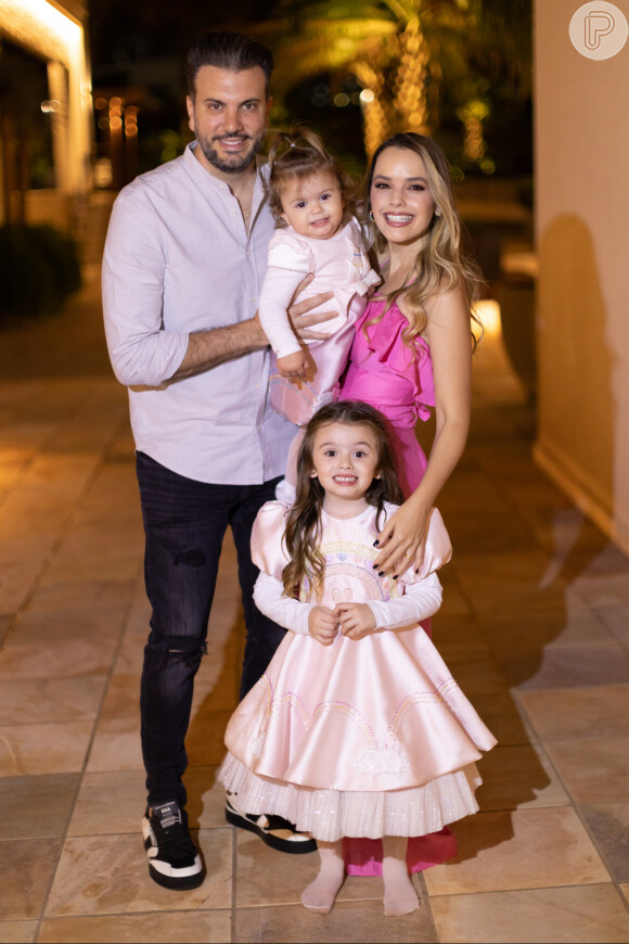 Thaeme Mariôto e o marido, o empresário Fábio Elias, com as filhas, Liz (4 anos) e Ivy (quase 2 anos)