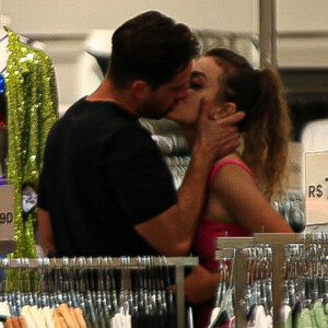 Rafael Cardoso e Vivian Linhares foram flagrados aos beijos logo após a separação do ator