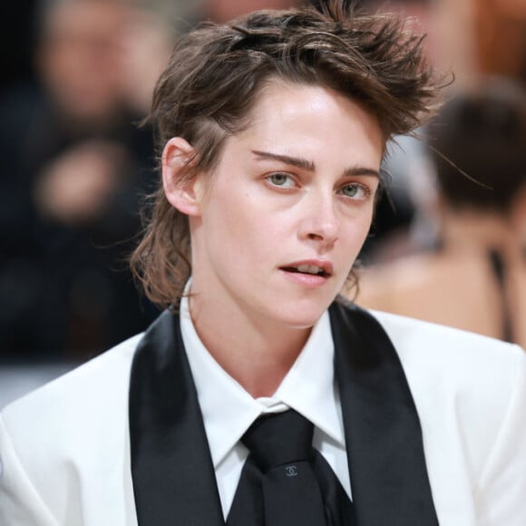 Kristen Stewart usou sobrancelhas marcadas para evento de moda em Nova York