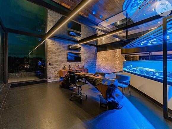 A sala da mansão de Bianca Andrade conta com um aquário gigante de água salgada