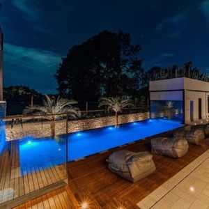 A charmosa piscina na área externa da mansão de Bianca Andrade
