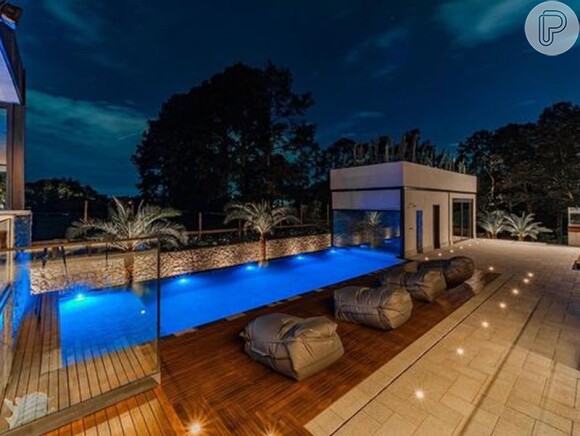 A charmosa piscina na área externa da mansão de Bianca Andrade