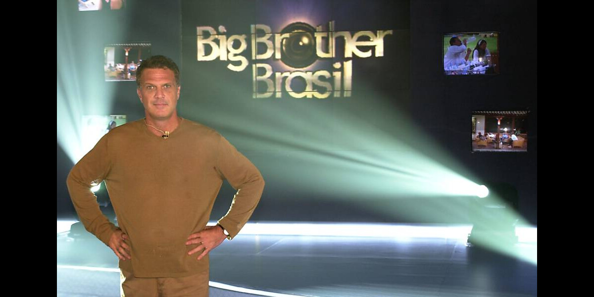 Foto O primeiro 'Big Brother Brasil' estreou em em janeiro de 2002 e Pedro Bial estava com 43