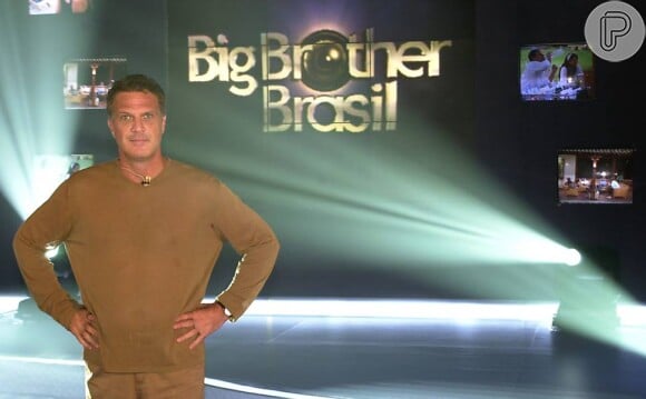 O primeiro 'Big Brother Brasil' estreou em em janeiro de 2002 e Pedro Bial estava com 43 anos. O reality terminou em abril do mesmo ano só que o apresentador já estava mais velho. Ele completou 44 anos no dia 29 de março de 2002