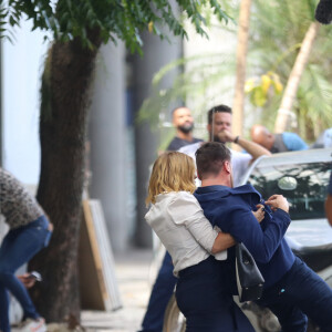 Theo (Emilio Dantas) se joga na frente de Lumiar (Carolina Dieckmann) em novo atentado contra a advogada na novela 'Vai na Fé'