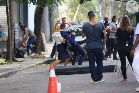 Theo (Emilio Dantas) se joga na frente de Lumiar (Carolina Dieckmann) em novo atentado contra a advogada na novela 'Vai na Fé'