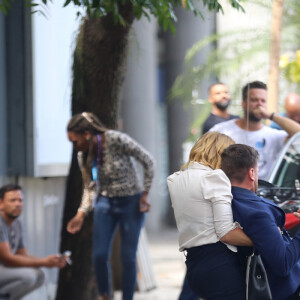 Lumiar (Carolina Dieckmann) escapa de novo atentado na novela 'Vai na Fé' e Theo (Emilio Dantas) acaba ferido