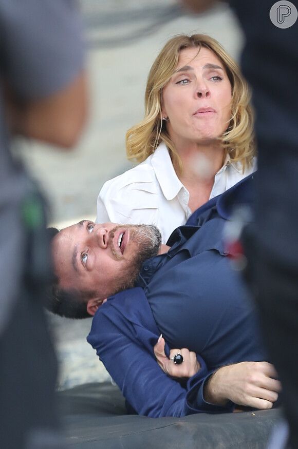 Theo (Emilio Dantas) deixa Lumiar (Carolina Dieckmann) desesperada ao levar um tiro na novela 'Vai na Fé'