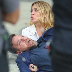 Lumiar (Carolina Dieckmann) vê Theo (Emilio Dantas) praticamente agonizar em seus braços na novela 'Vai na Fé'
