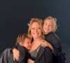 Mari Bridi e os filhos, Aurora e Valentim, usaram looks all black em ensaio para o Dia das Mães