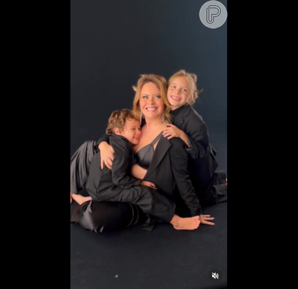 Mari Bridi e os filhos, Aurora e Valentim, usaram looks all black em ensaio para o Dia das Mães