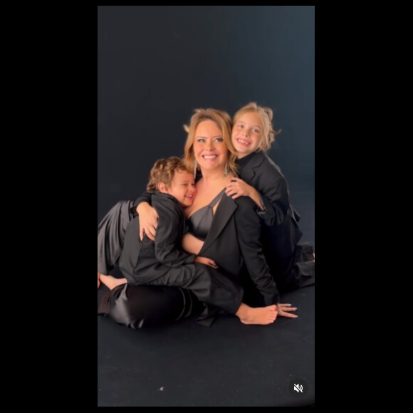 Mari Bridi e os filhos, Aurora e Valentim, usaram looks all black em ensaio para o Dia das Mães