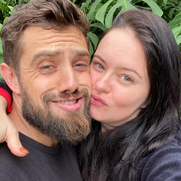 Mari Bridi se separou de Rafael Cardoso após 15 anos juntos, em dezembro de 2022; ator levou alfinetada de fã em vídeo da ex-mulher: 'O cara não deu valor nessa família linda que ele tinha. Essa mulher além de linda e muito simpática'