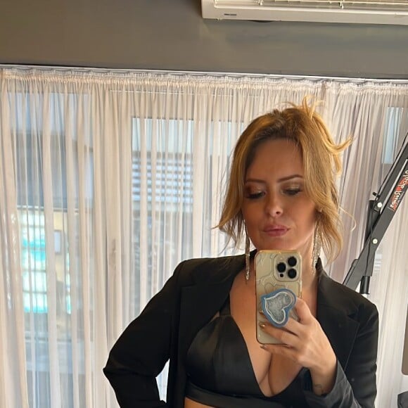 Mari Bridi arrasou em look all black para ensaio de Dia das Mães com os filhos do seu casamento com Rafael Cardoso