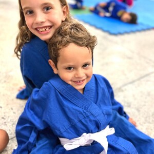Filhos de Mari Bridi e Rafael Cardoso foram comparados à mãe em foto