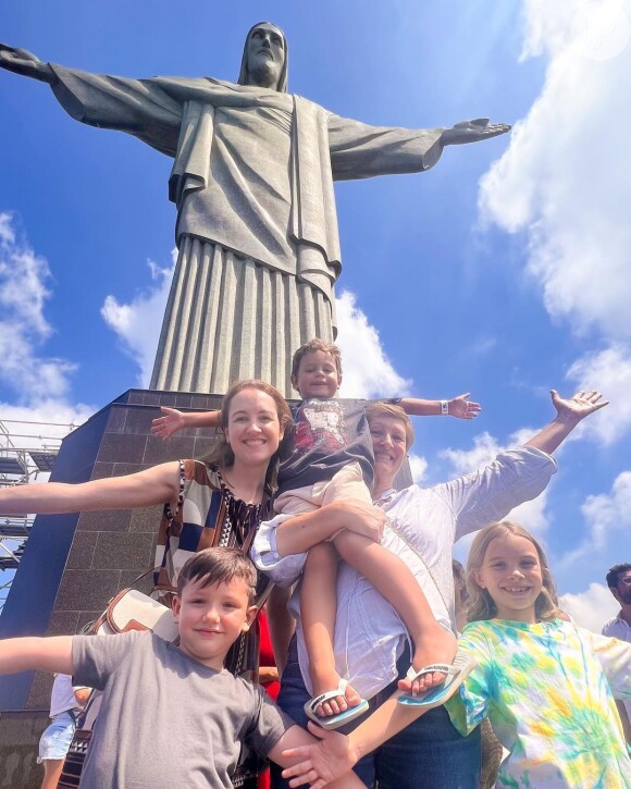 Mari Bridi em foto com a mãe, Sonia Bridi, e os filho, Aurora e Valentim