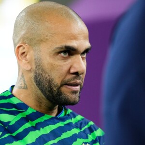 Daniel Alves tem sofrido ataques hostis de outros detentos: 'Batem no vidro gritando: 'Seu viado! Estuprador!''