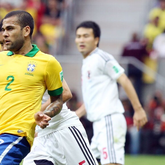 Daniel Alves deve permanecer na cadeia até o julgamento