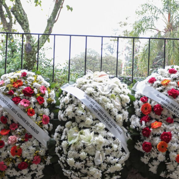 Rita Lee foi homenageada com uma série de coroas de flores, enviadas por amigos e emissoras de TV
