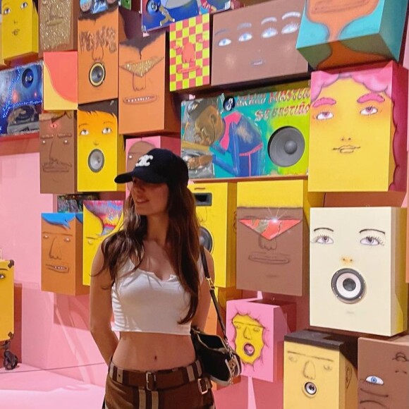 Saia plissada xadrez com cintura baixa também já apareceu em look de Isis Valverde