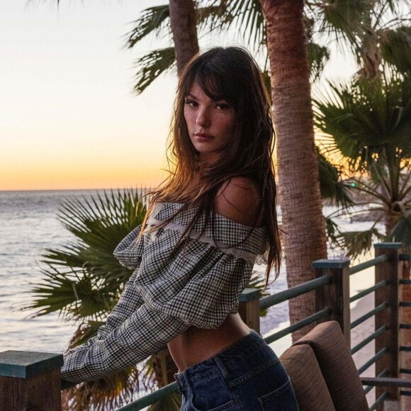 Cropped com decote ombro a ombro foi aposta de Isis Valverde em look com jeans destroyed