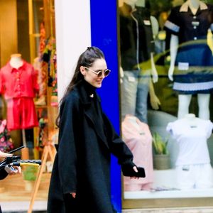 Isabelle Drummond está com cabelo preto e longo: atriz está longe da TV desde 'Verão 90'