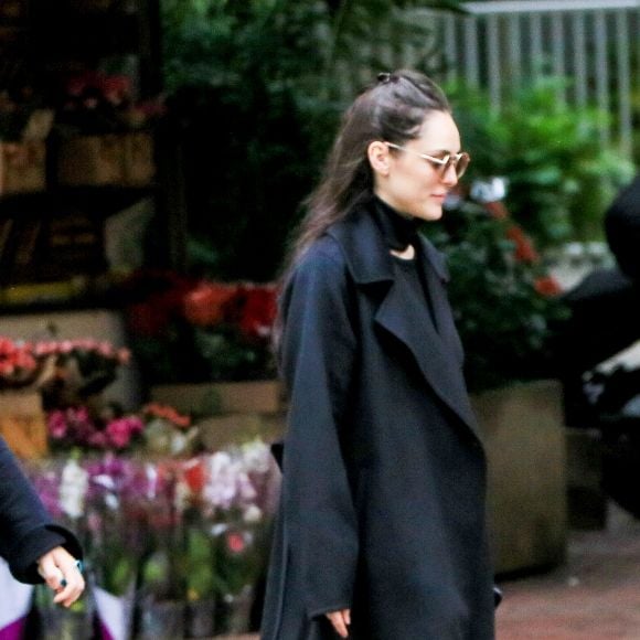 A atriz Isabelle Drummond foi fotografada com look preto em Ipanema, no Rio de Janeiro.