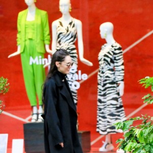 Preto foi a cor escolhida por Isabelle Drummond para look em dia chuvoso no Rio de Janeiro