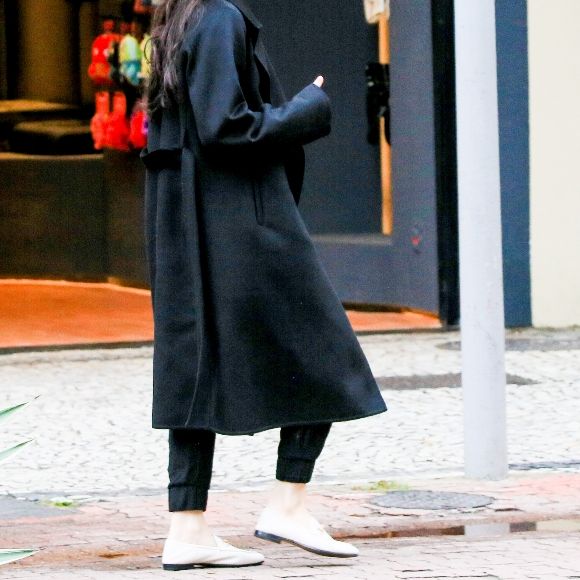 Isabelle Drummond usou roupas pretas e sapatos brancos