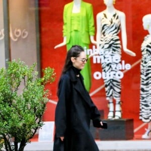O look preto de Isabelle Drummond tinha gola alta e trench coat