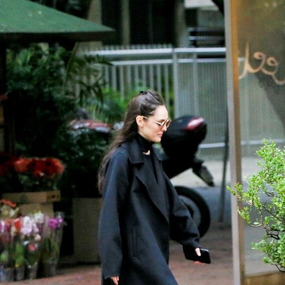 Isabelle Drummond hoje: atriz faz rara aparição com look preto e estiloso no Rio