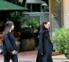 Isabelle Drummond usou trench coat preto para passeio no Rio de Janeiro
