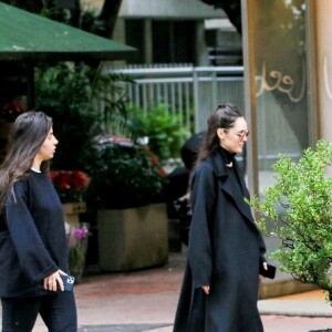 Isabelle Drummond usou trench coat preto para passeio no Rio de Janeiro