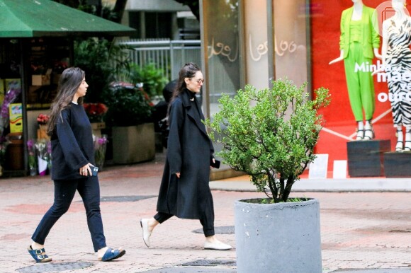 Isabelle Drummond usou trench coat preto para passeio no Rio de Janeiro