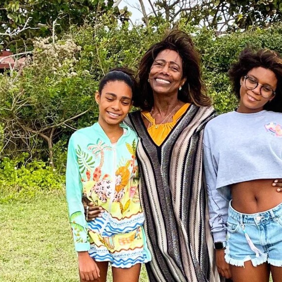 Filhas de Gloria Maria estão tendo ajuda do tutor e dos padrinhos na mudança de casa