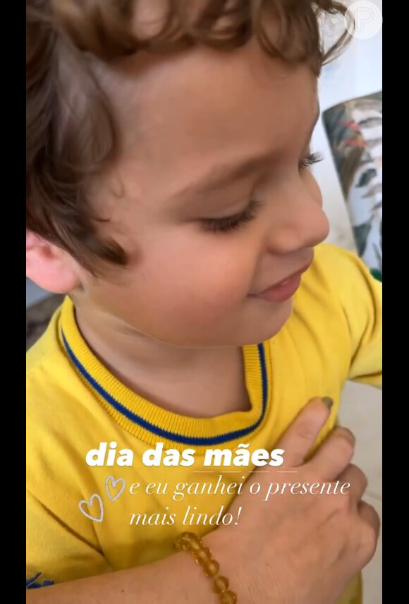 Mari Bridi tampou o nome da escola do filho, Valentim, no uniforme do menino