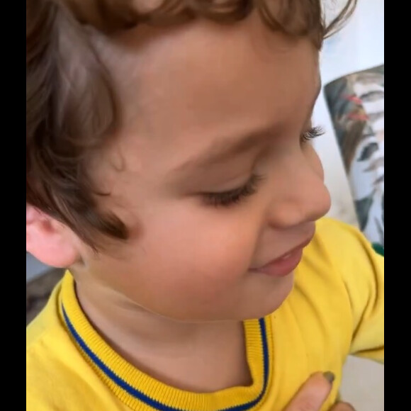 Mari Bridi tampou o nome da escola do filho, Valentim, no uniforme do menino