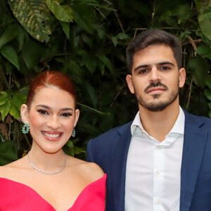 Ana Clara e o namorado, Bruno Tumolli, marcaram presença no casamento de Camilla de Lucas