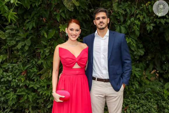 Ana Clara e o namorado, Bruno Tumolli, marcaram presença no casamento de Camilla de Lucas