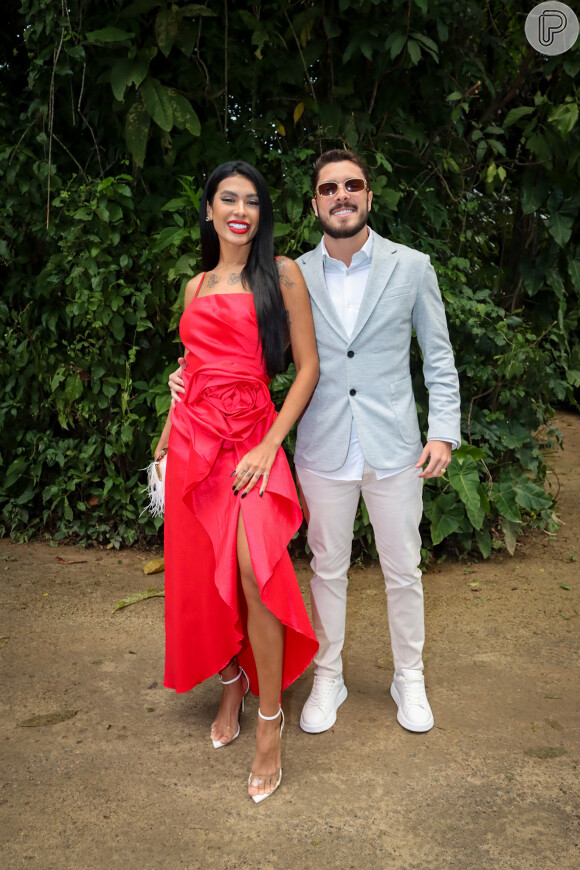  Pocah e o noivo, Ronan Souza, prestigiaram o casamento de Camilla de Lucas